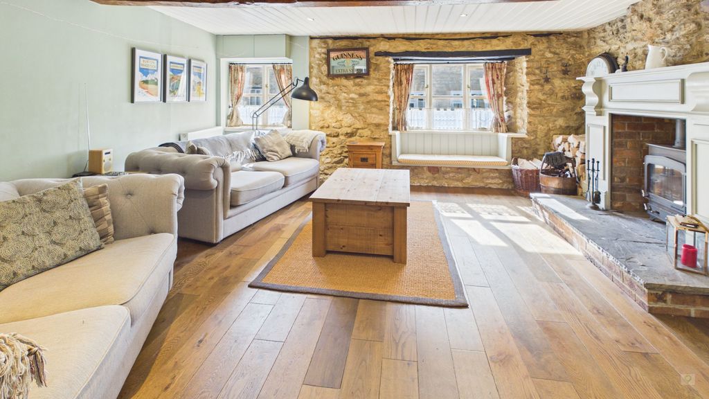 2 bed cottage for sale in North Street, Crewkerne  - Property Image 2