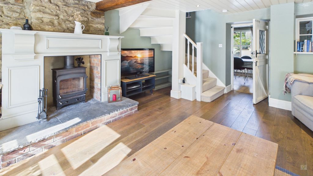 2 bed cottage for sale in North Street, Crewkerne 10