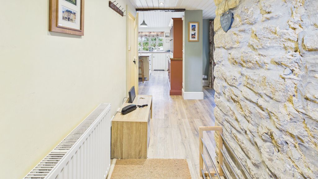 2 bed cottage for sale in North Street, Crewkerne  - Property Image 14