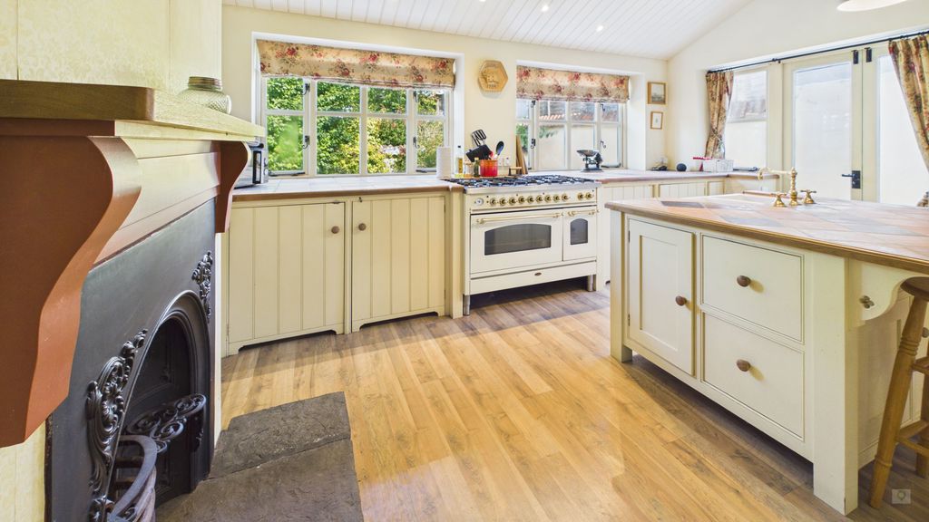 2 bed cottage for sale in North Street, Crewkerne 4