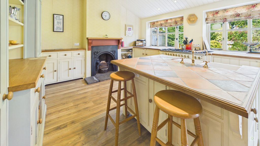 2 bed cottage for sale in North Street, Crewkerne 5