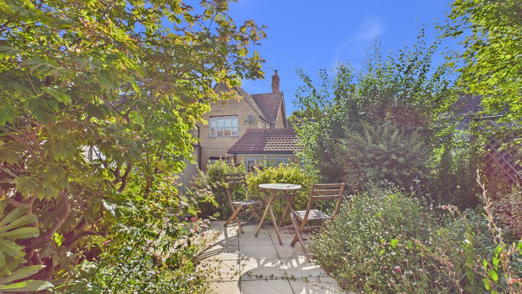 2 bed cottage for sale in North Street, Crewkerne  - Property Image 8
