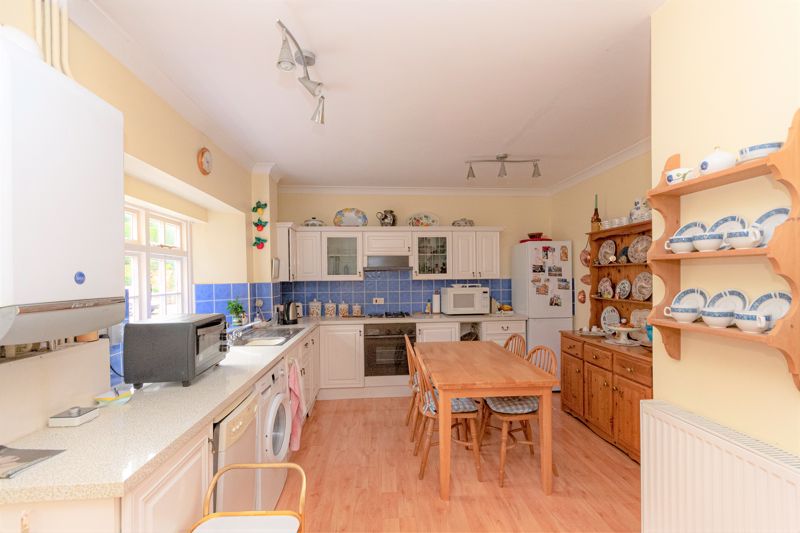 2 bed house to rent in St Elizabeths Way, South Petherton 3