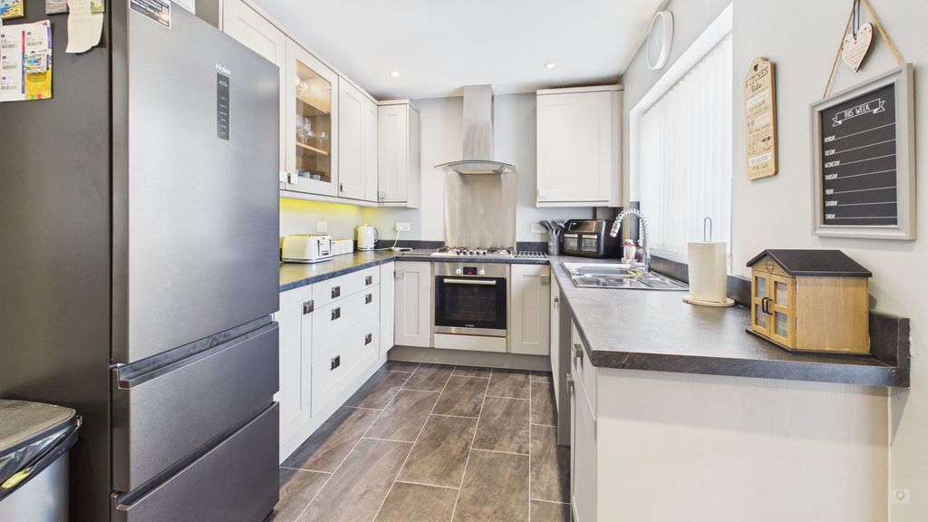2 bed house for sale in Montacute Road, Yeovil 2