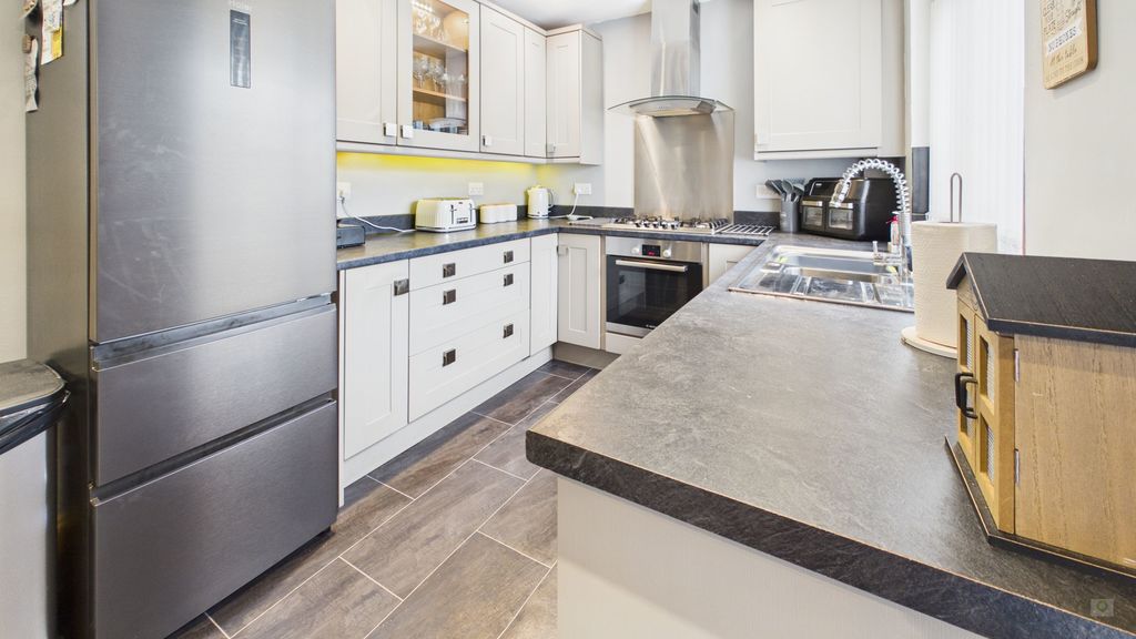 2 bed house for sale in Montacute Road, Yeovil 12