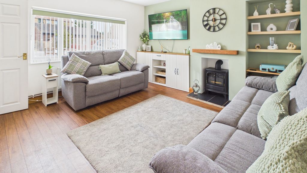 2 bed house for sale in Montacute Road, Yeovil 1