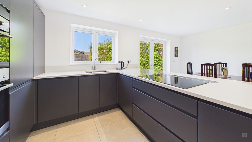 5 bed house for sale in Beaufort Gardens, South Petherton  - Property Image 2