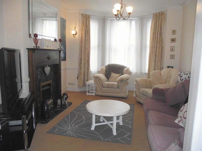 3 bed house to rent in Huish, Yeovil 1