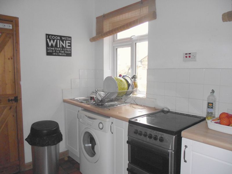 3 bed house to rent in Huish, Yeovil 4