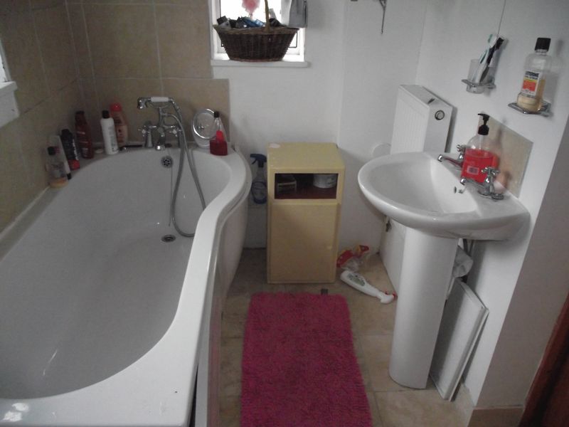 3 bed house to rent in Huish, Yeovil 6