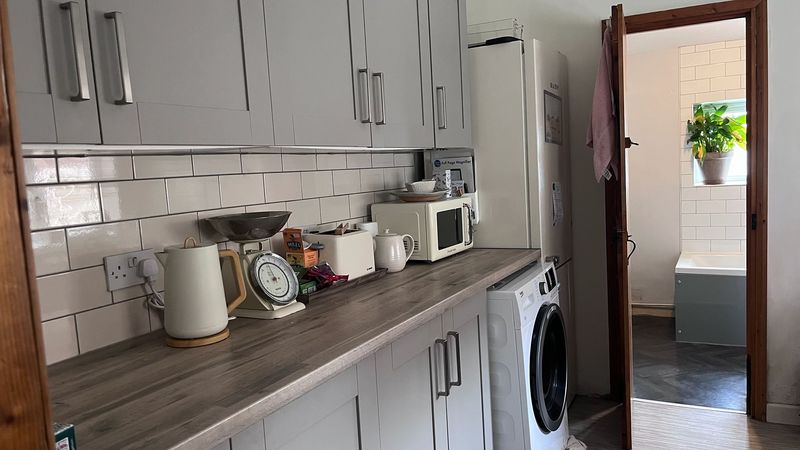 3 bed house to rent in Huish, Yeovil 2