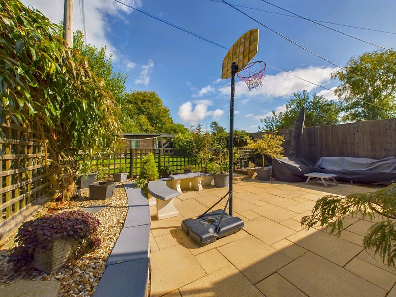 3 bed house for sale in Montacute Road, Yeovil 1