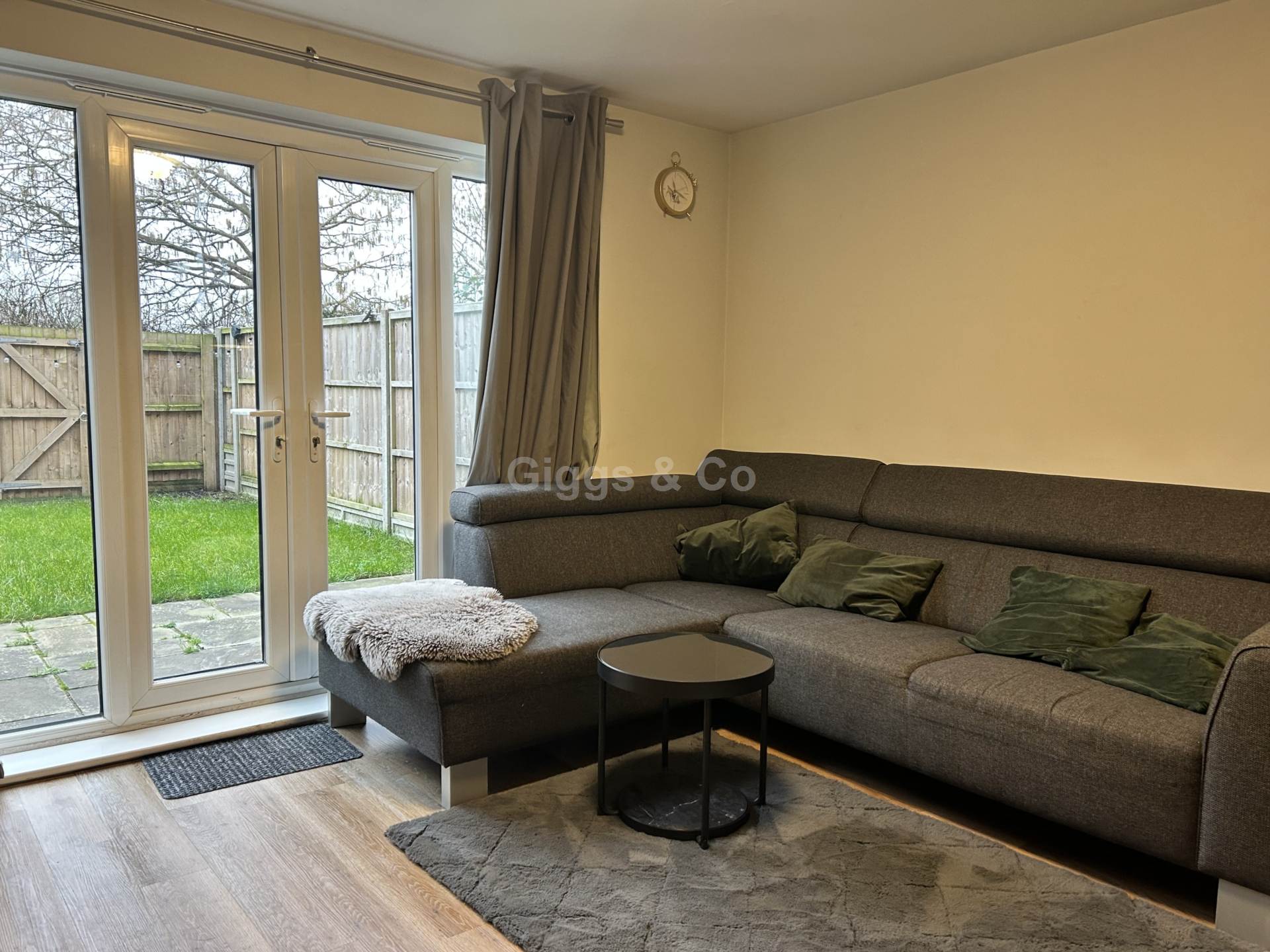 4 bed town house to rent in Linton Close, St Neots 1