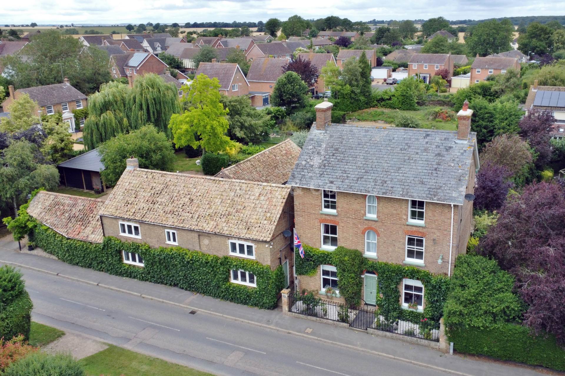 A Substantial Seven-Bedroom Country Residence to Rent in Wistow, Cambridgeshire Situated in the heart of the highly sought-after village of Wistow, this impressive seven-bedroom detached residence offers exceptional space, flexibility and refined living.