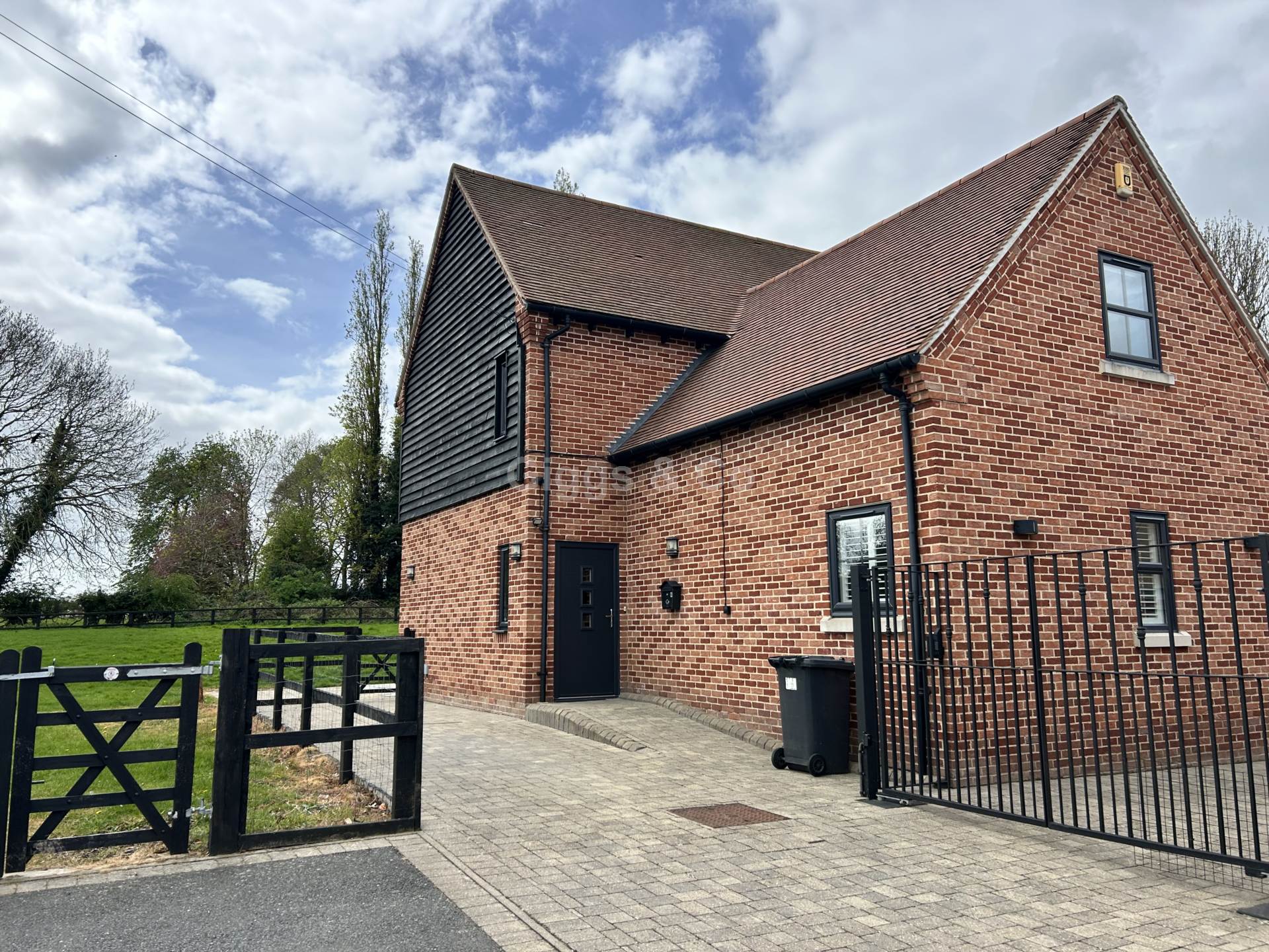 A unique, modern, spacious four bedroom home located in the village of Spaldwick. Offering open plan living to the ground floor with kitchen,dining and lounge areas, four bedrooms, two with en-suite, WC, family bathroom and private gated parking. MUST be seen to be appreciated. AVAILABLE NOW