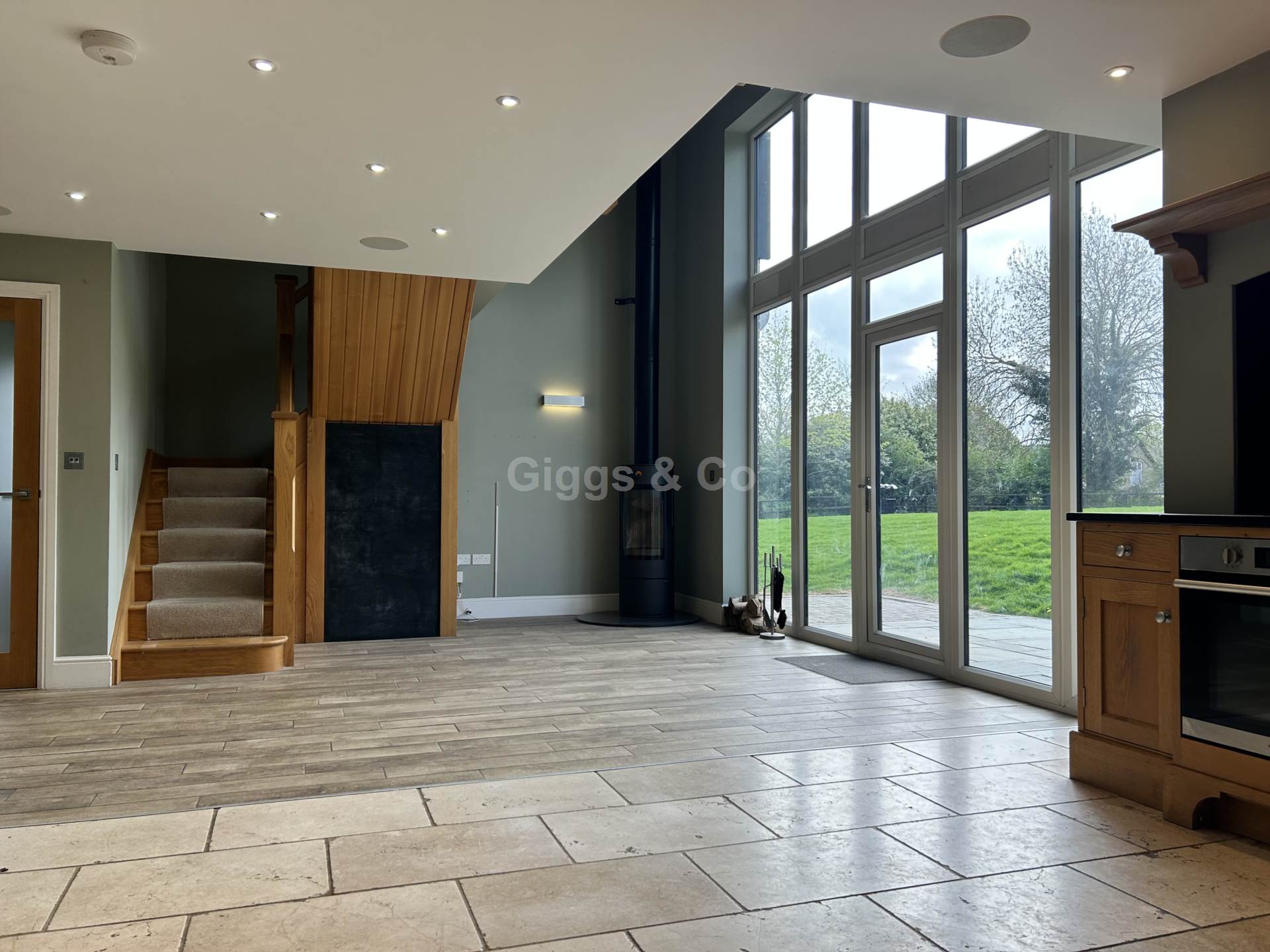 4 bed detached house to rent in Chandlers, Huntingdon 1