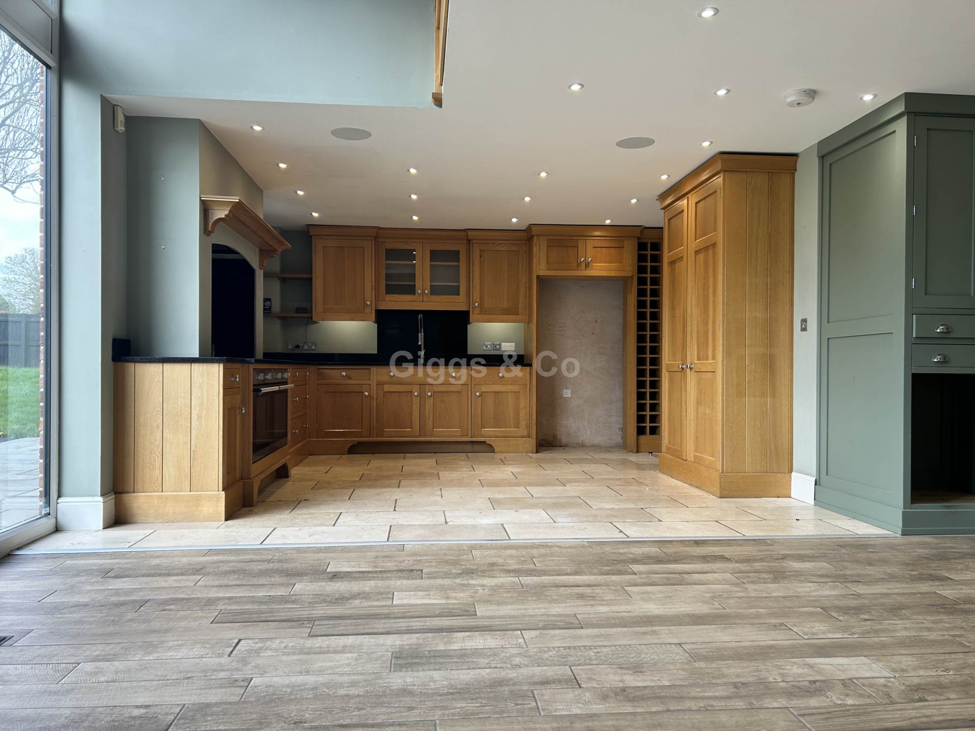 4 bed detached house to rent in Chandlers, Huntingdon 2