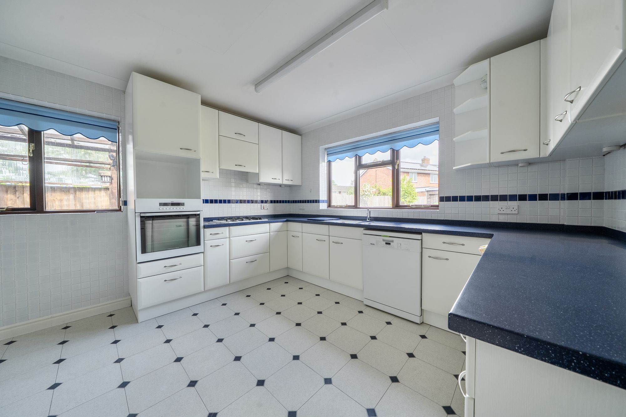 4 bed detached house for sale in Wick Road, Pershore 3