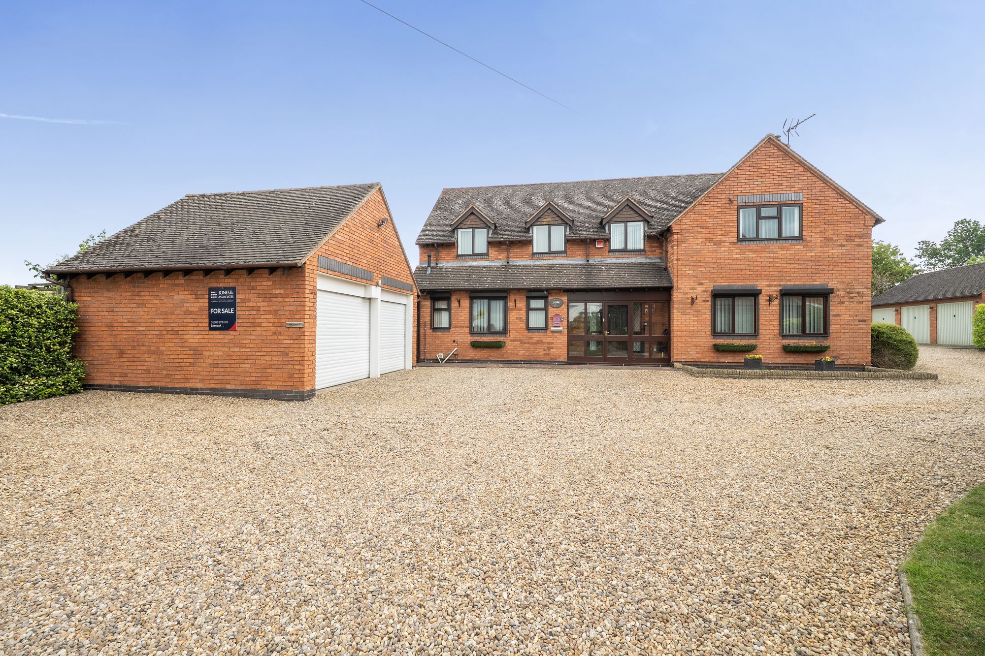 4 bed detached house for sale in Wick Road, Pershore - Property Image 1