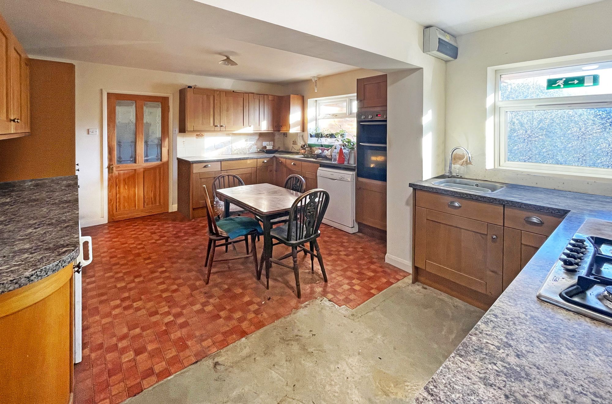 5 bed detached bungalow for sale in Hook Bank, Worcester 2