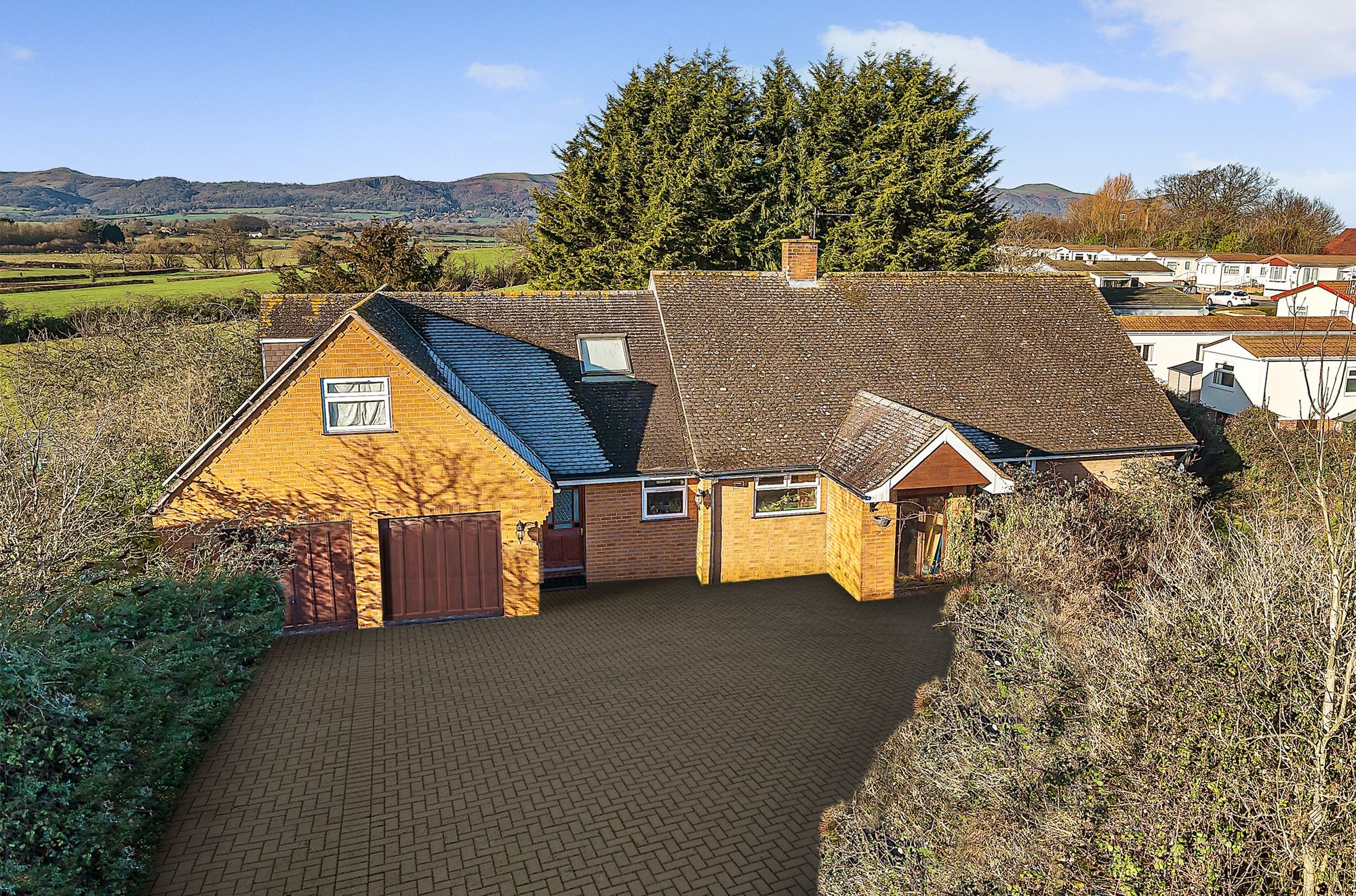 5 bed detached bungalow for sale in Hook Bank, Worcester - Property Image 1