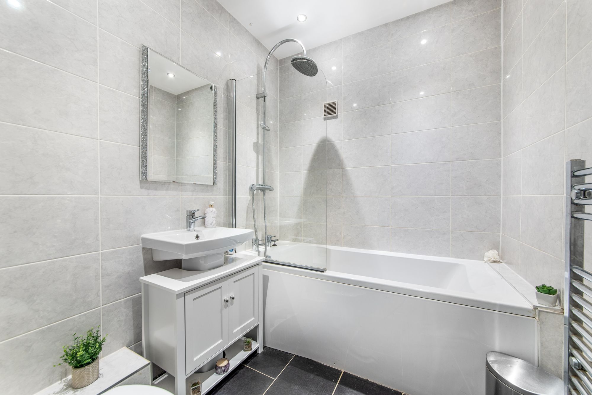 3 bed link detached house for sale in Keepers Close, Pershore 18