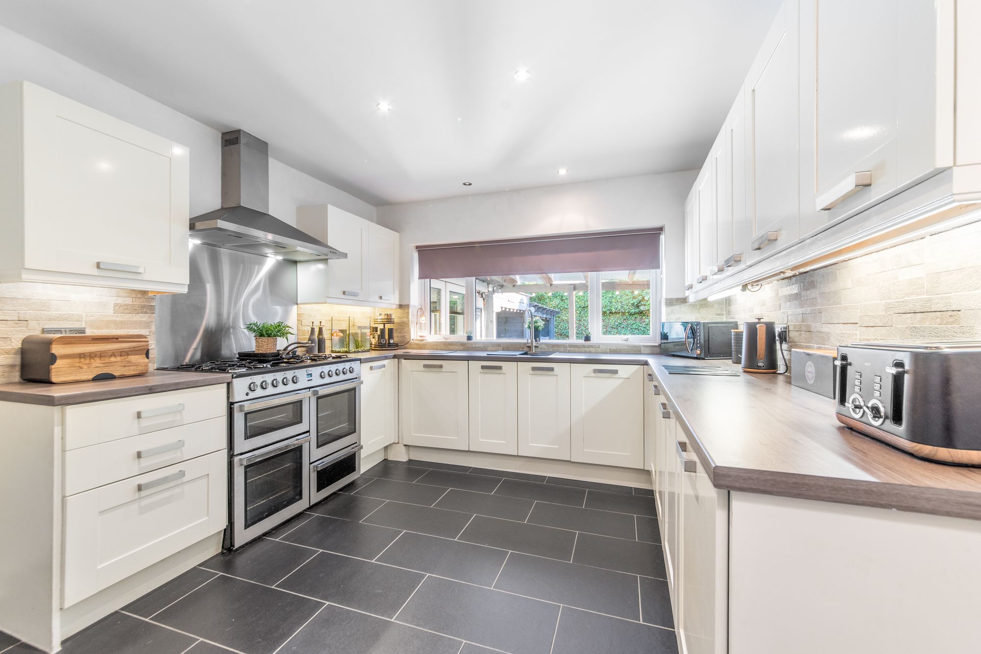 3 bed link detached house for sale in Keepers Close, Pershore 2