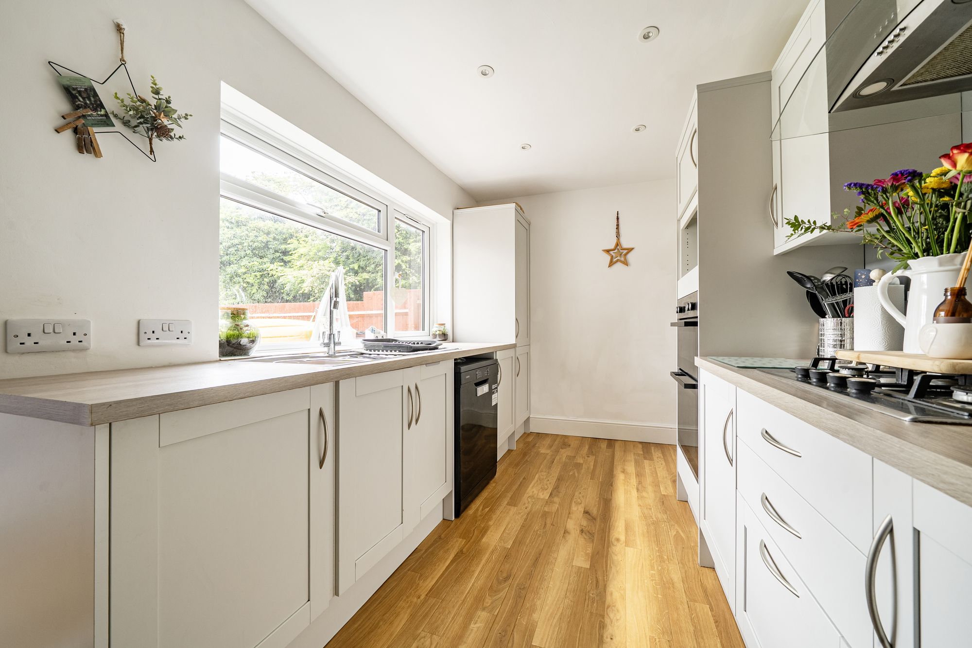 3 bed end of terrace house for sale in Fountain Gardens, Evesham 2