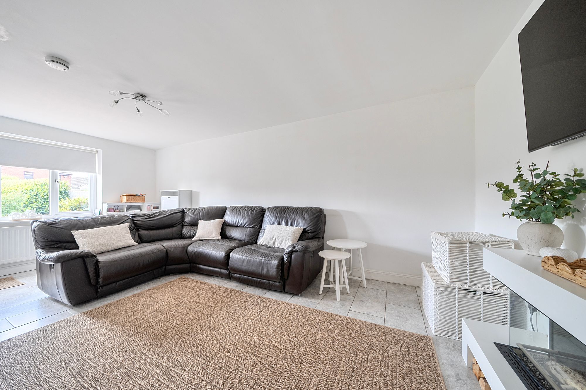3 bed semi-detached house for sale in Chestnut Close, Pershore 5