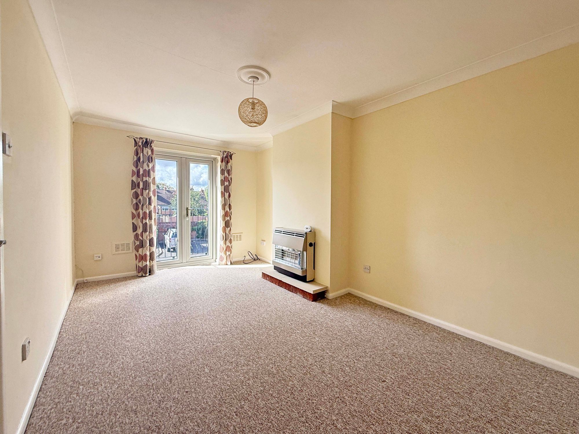 2 bed flat to rent in Old Market Court, Pershore 2