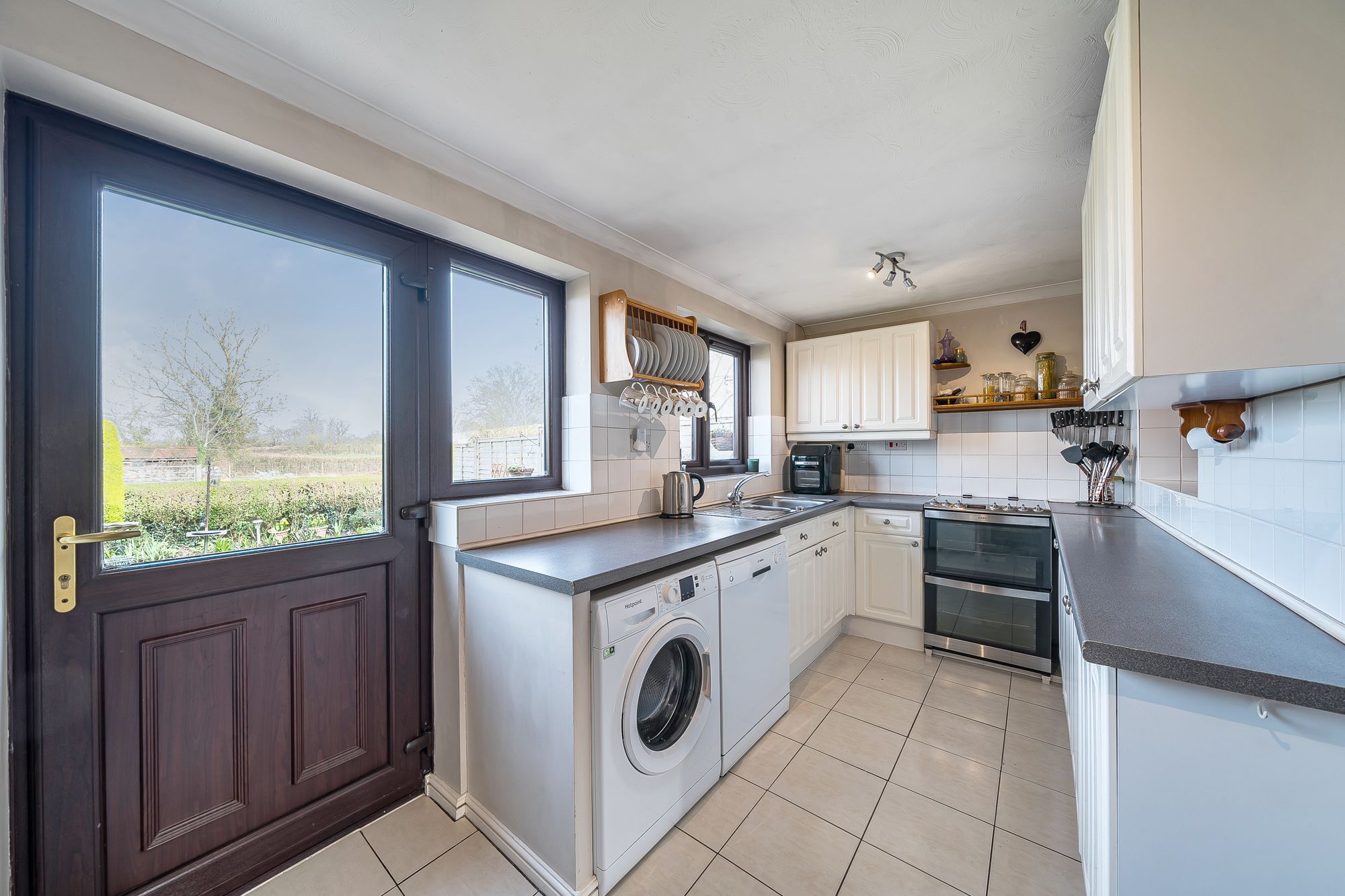 3 bed semi-detached house for sale in Hawthorne Close, Pershore 9