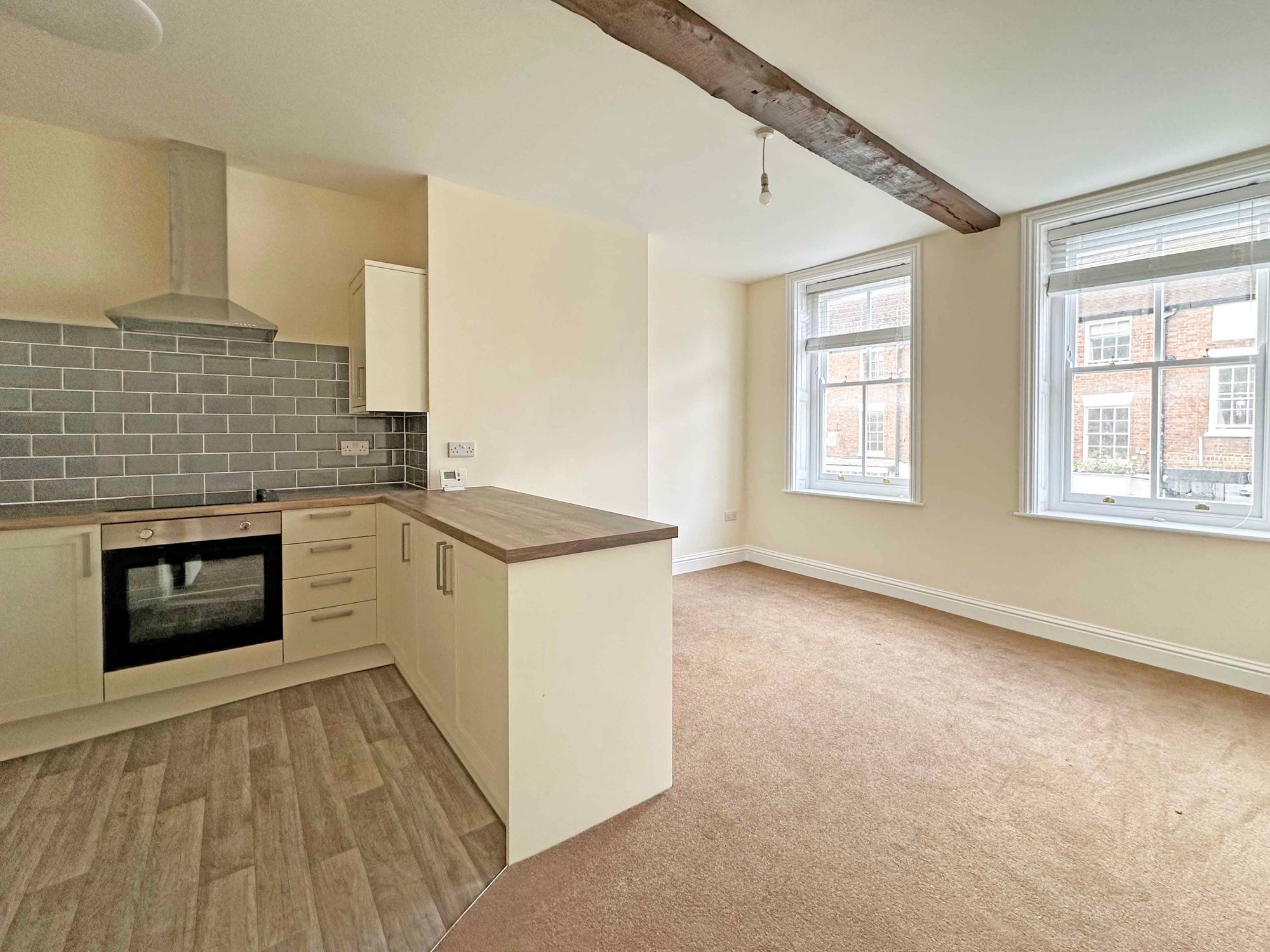 2 bed flat to rent in Bridge Street, Pershore 1