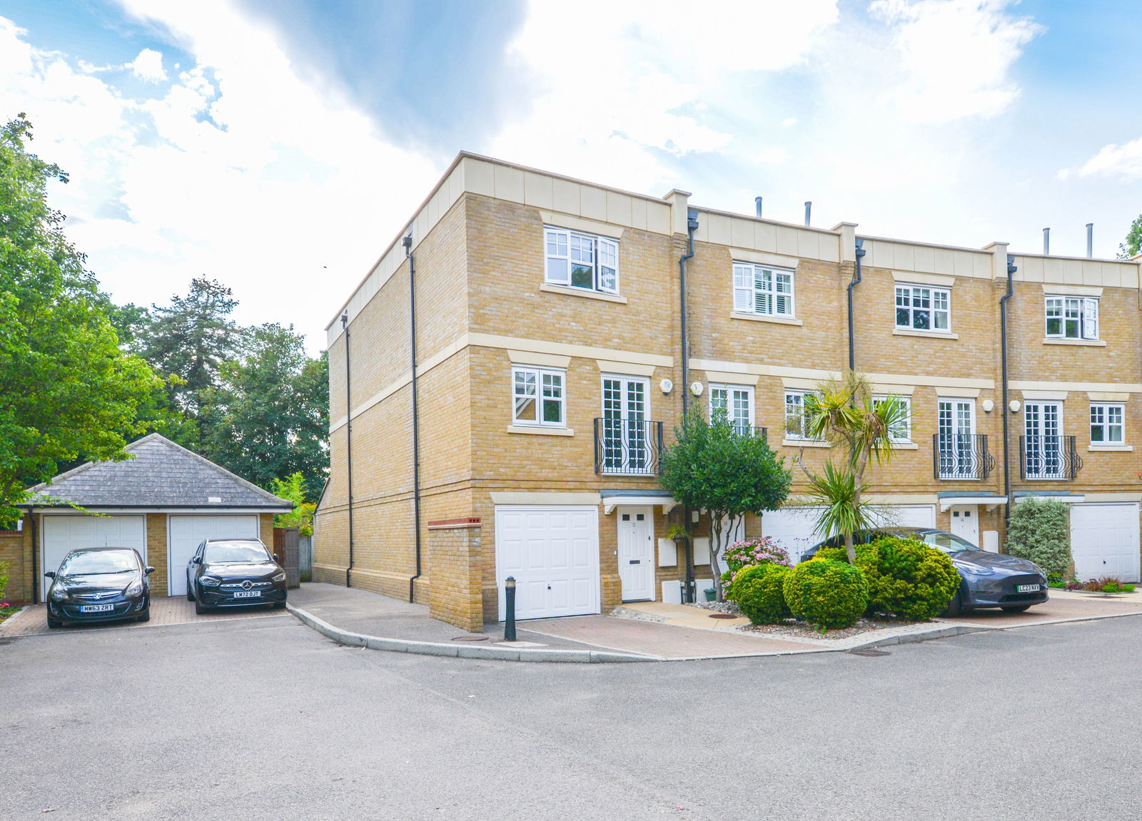 4 bed town house for sale in Duchess Court, Weybridge, KT13
