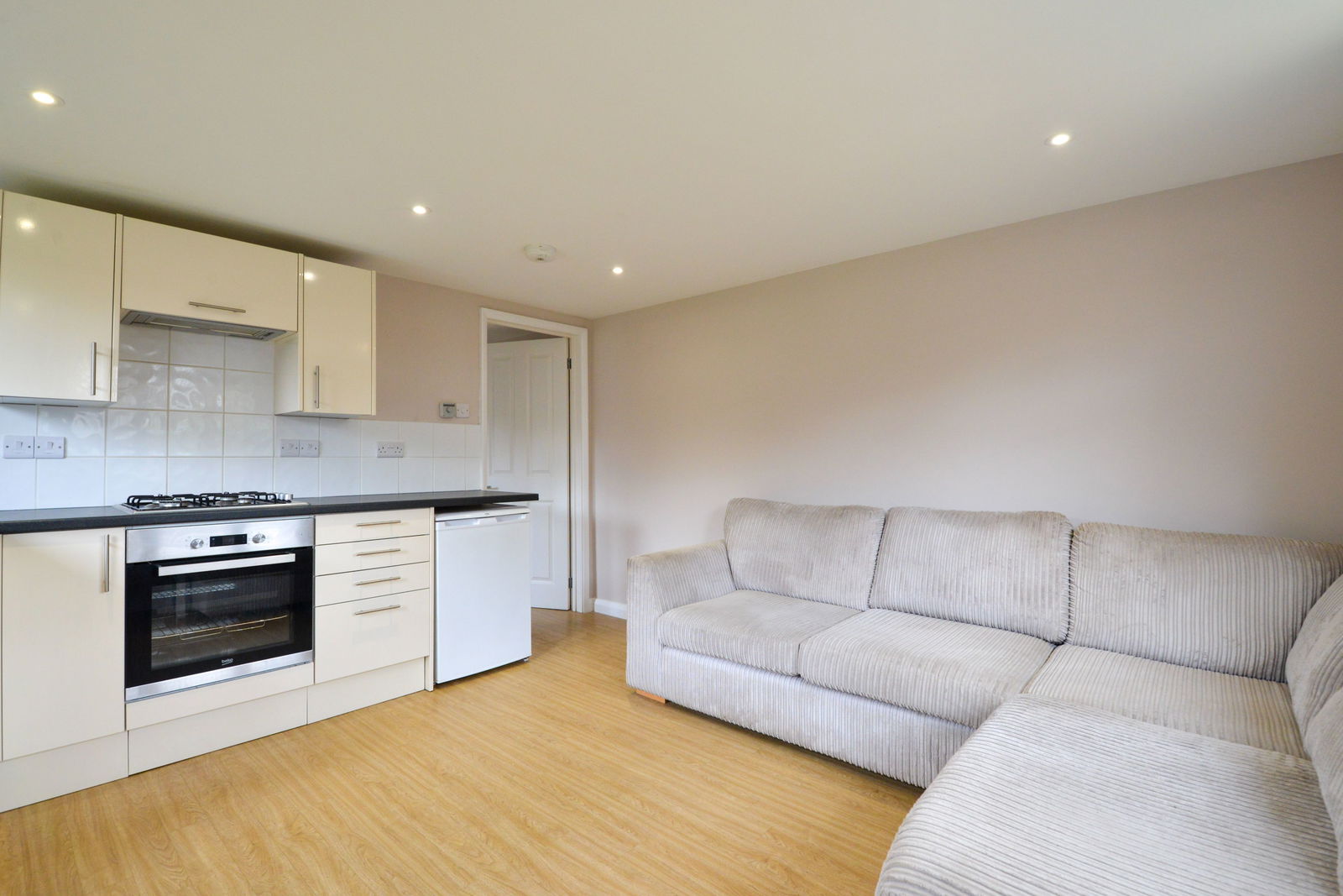 1 bed house share to rent in Guildford Road, Leatherhead, KT23