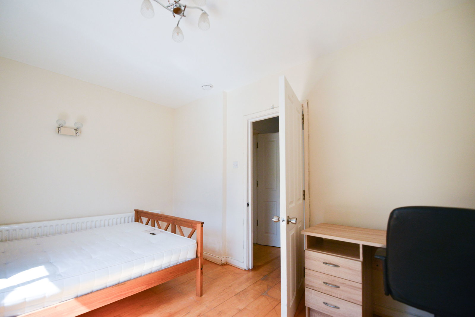 4 bed semi-detached house to rent in Beckingham Road, Guildford, GU2  - Property Image 12