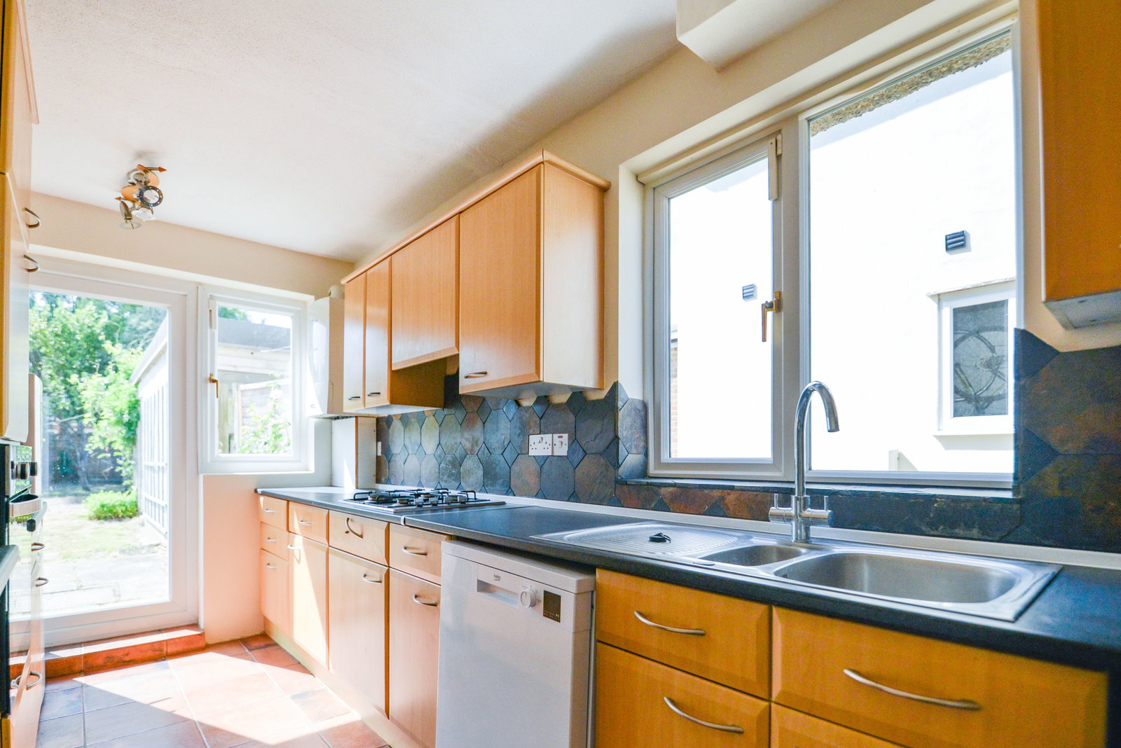 4 bed semi-detached house to rent in Beckingham Road, Guildford, GU2  - Property Image 5