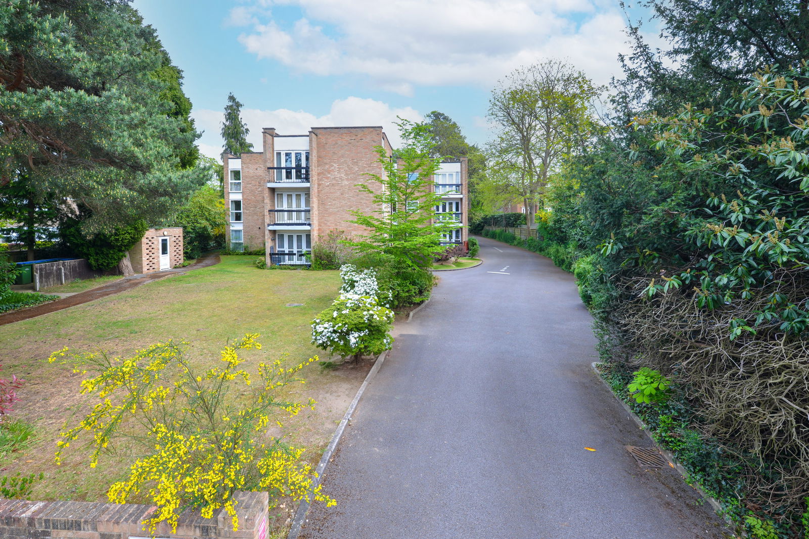 2 bed apartment to rent in Bridgewater Road, Weybridge, KT13 0EG  - Property Image 1