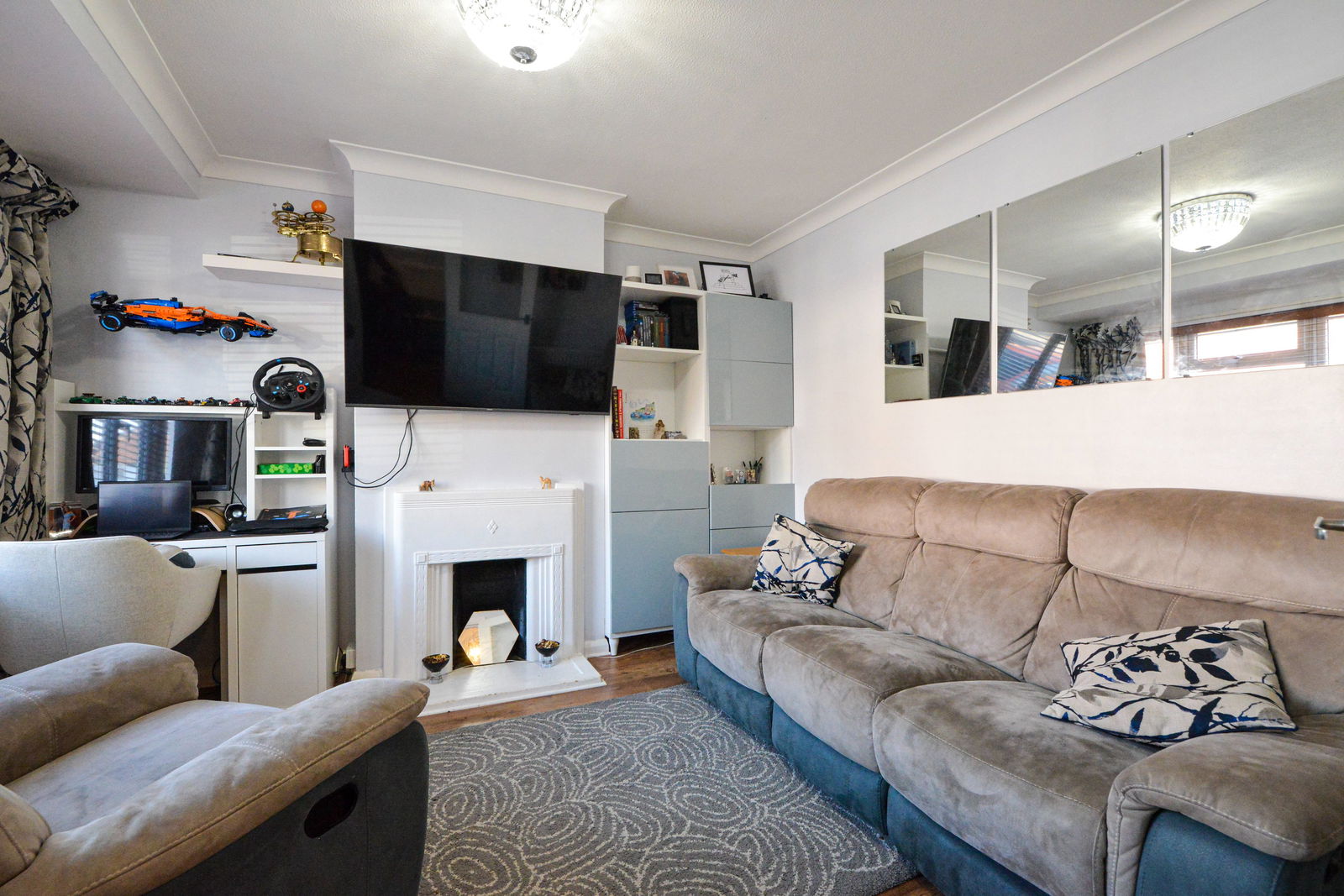 3 bed end of terrace house for sale in Compton Crescent, Chessington 3