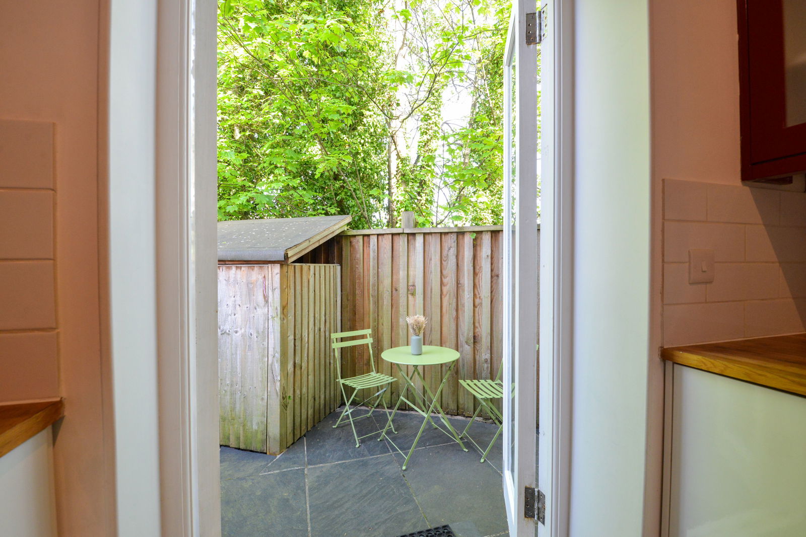 2 bed maisonette to rent in Guildford Park Road, Guildford 4