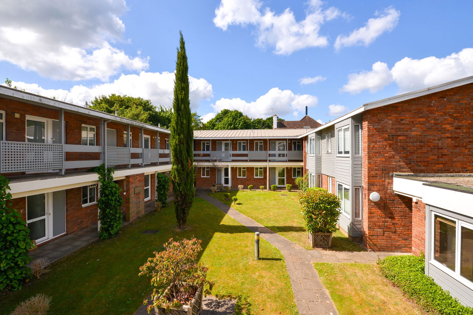 1 bed flat to rent in Cross Lanes, Guildford, GU1 1TD  - Property Image 1