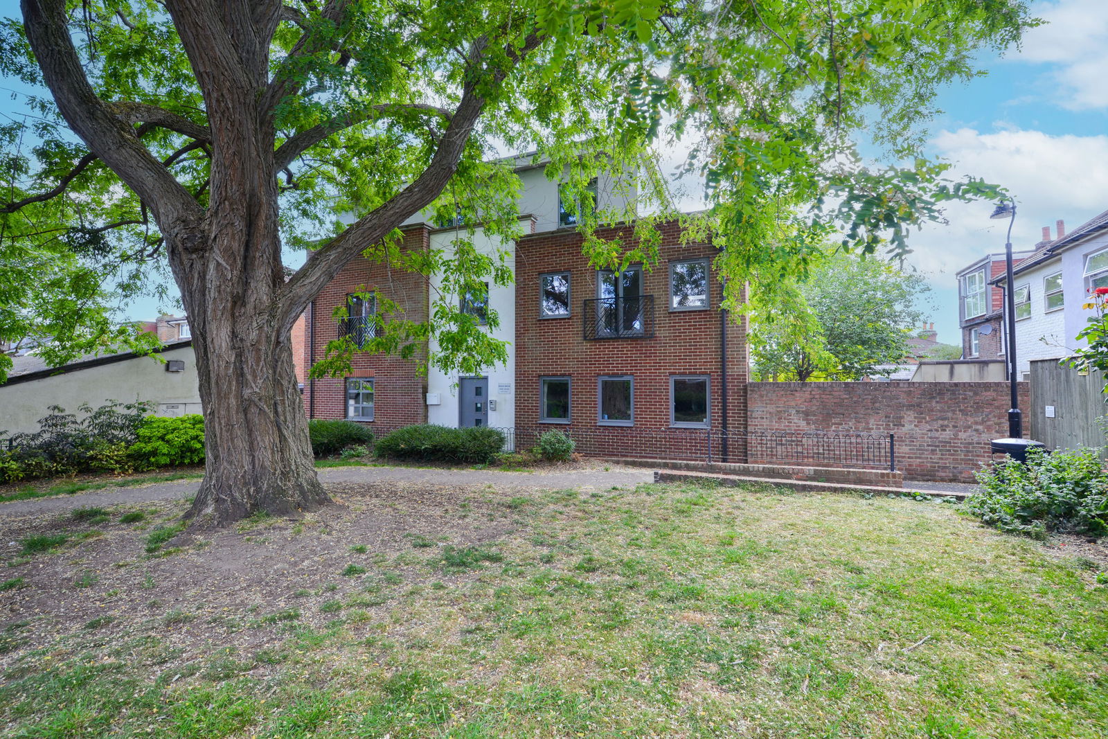 2 bed flat to rent in Stoke Fields, Guildford - Property Image 1