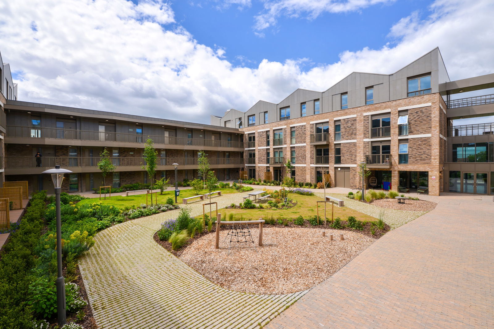 2 bed flat to rent in Randalls Way, Leatherhead  - Property Image 2