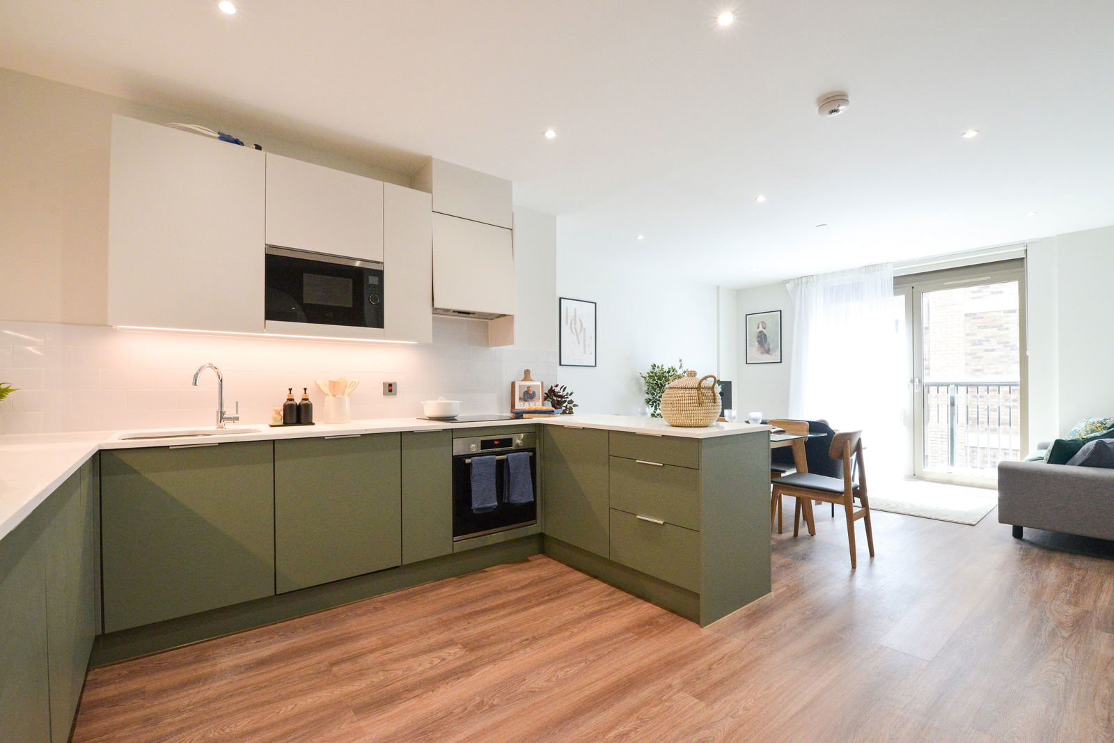 3 bed flat to rent in Randalls Way, Leatherhead  - Property Image 2