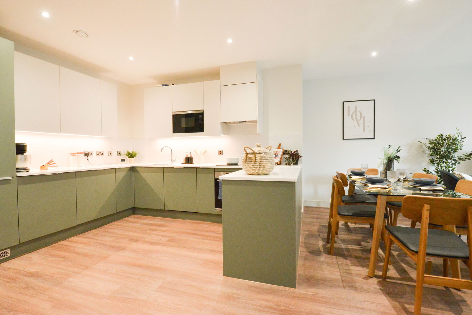 3 bed flat to rent in Randalls Way, Leatherhead  - Property Image 5