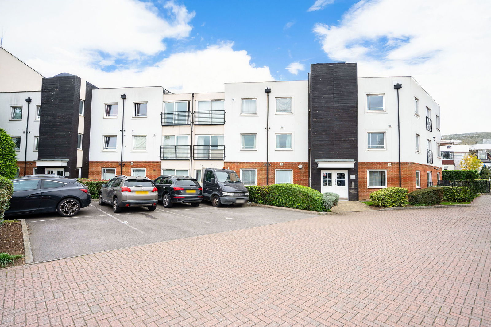 2 bed flat for sale in Buffers Lane, Leatherhead, KT22 - Property Image 1