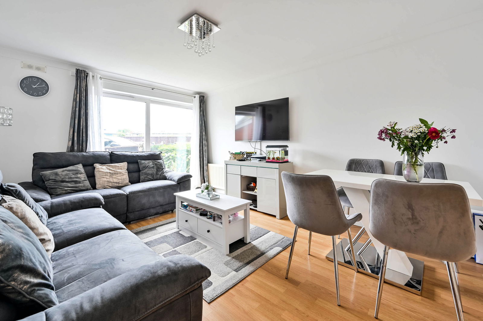 2 bed flat for sale in Buffers Lane, Leatherhead, KT22  - Property Image 3
