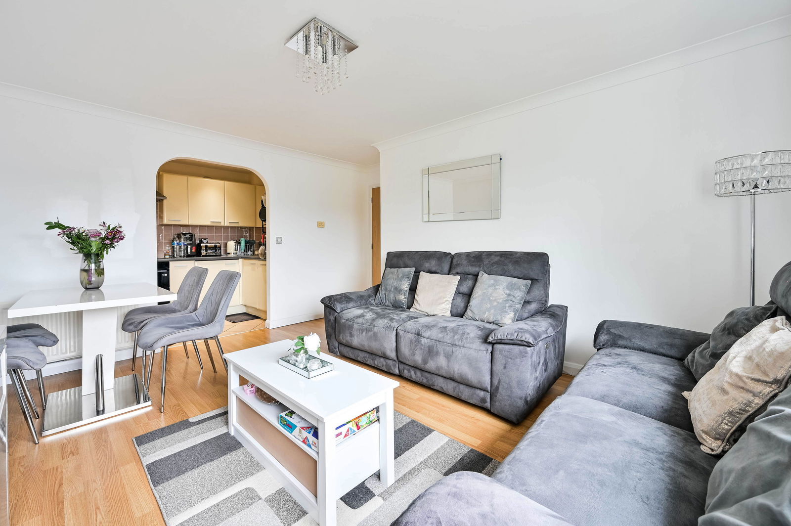 2 bed flat for sale in Buffers Lane, Leatherhead, KT22  - Property Image 4