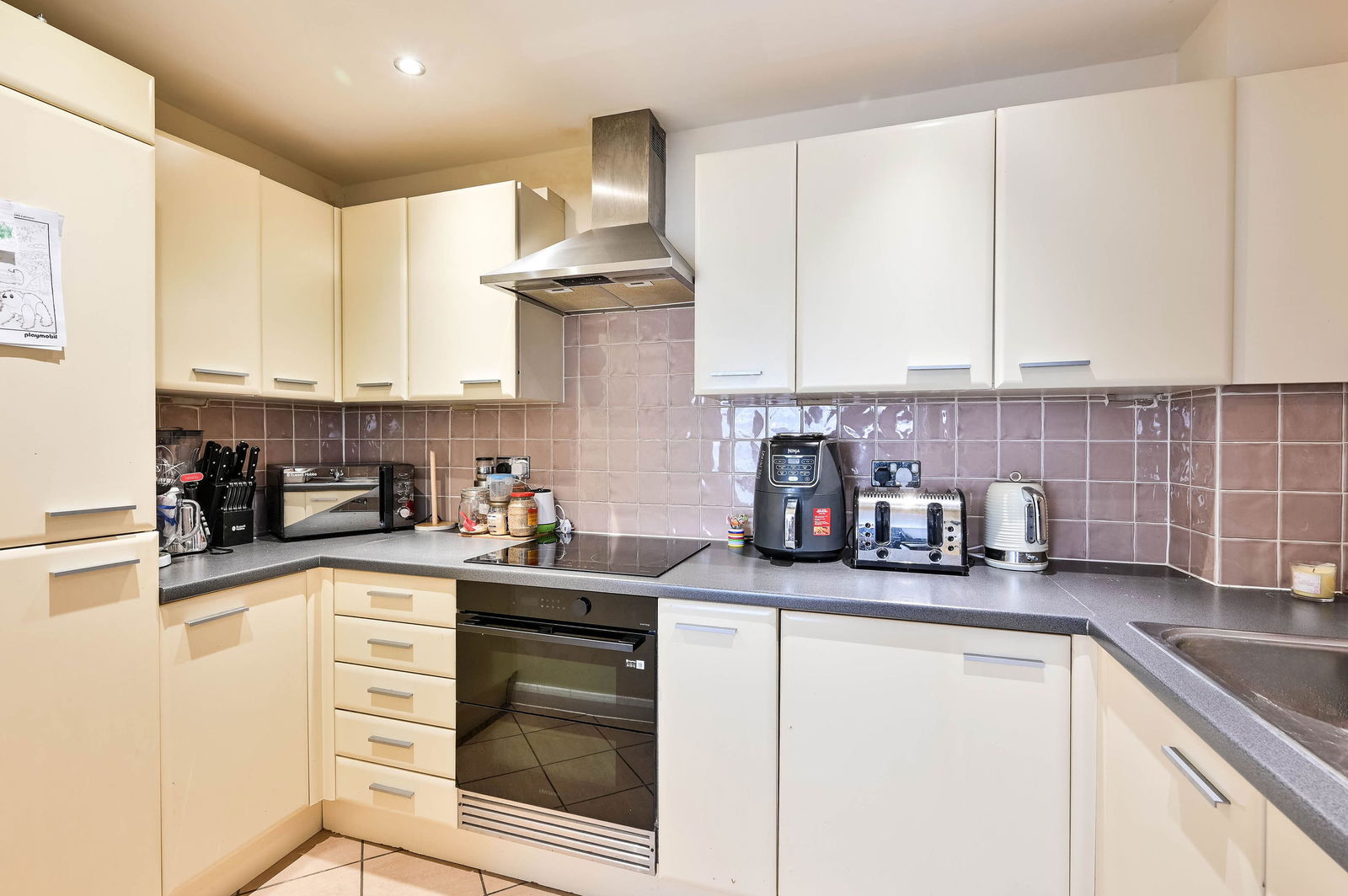 2 bed flat for sale in Buffers Lane, Leatherhead, KT22  - Property Image 6