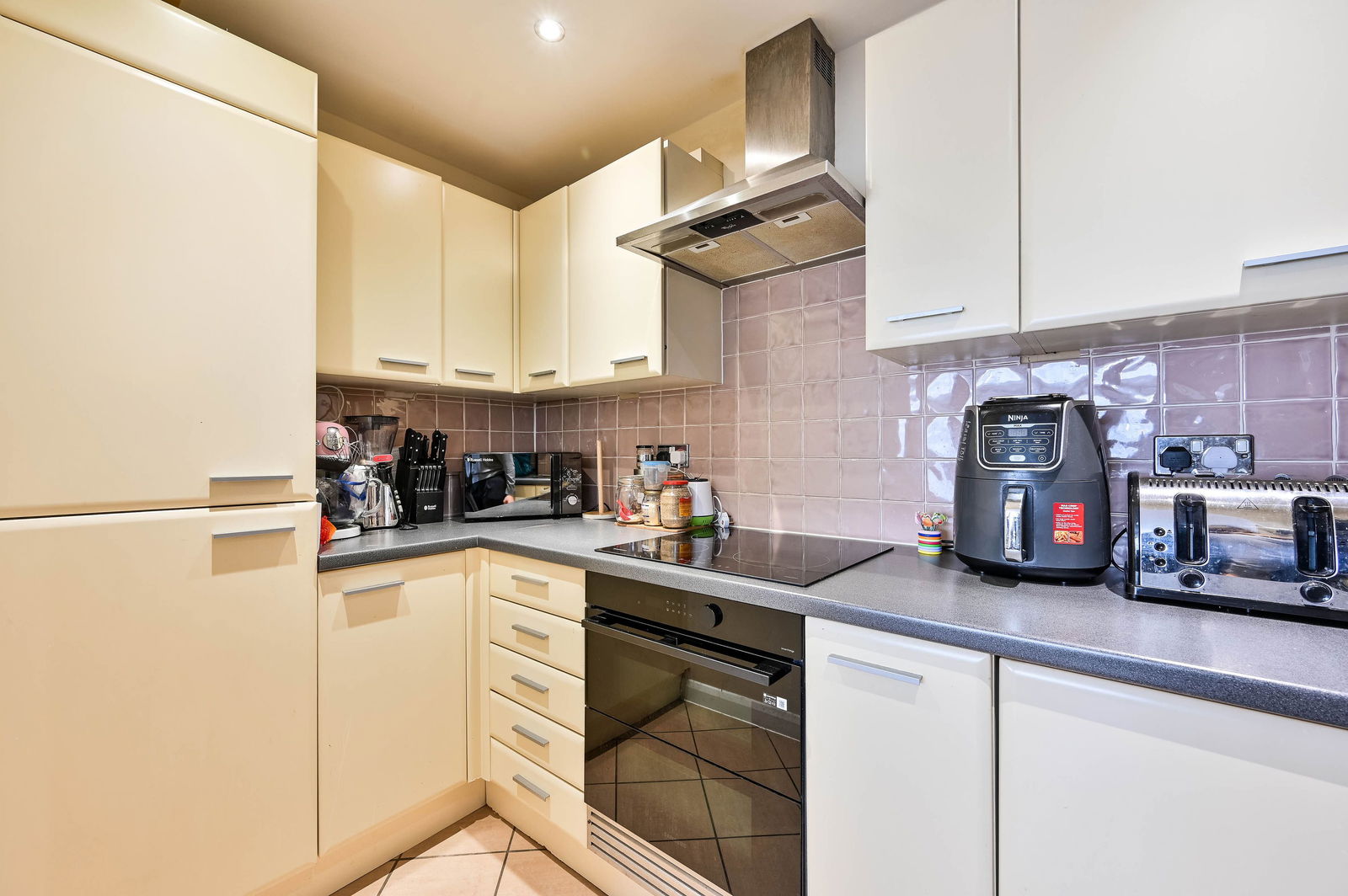 2 bed flat for sale in Buffers Lane, Leatherhead, KT22  - Property Image 7