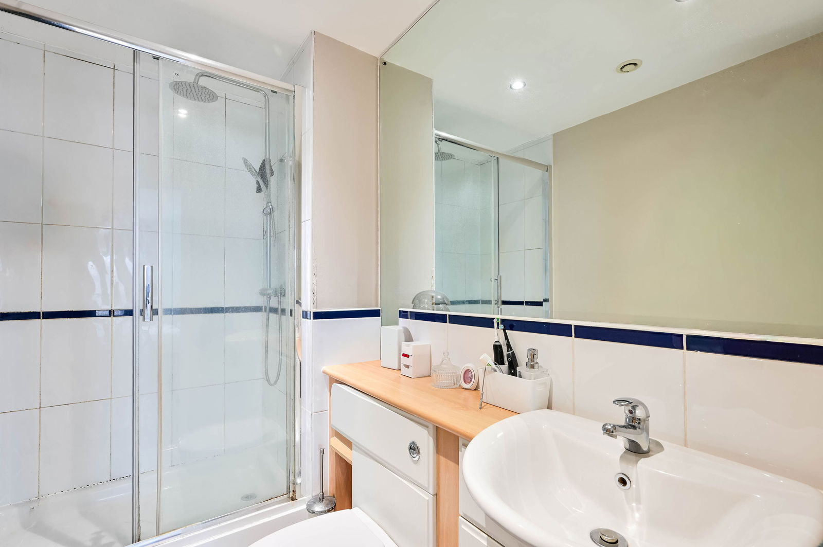 2 bed flat for sale in Buffers Lane, Leatherhead, KT22  - Property Image 11